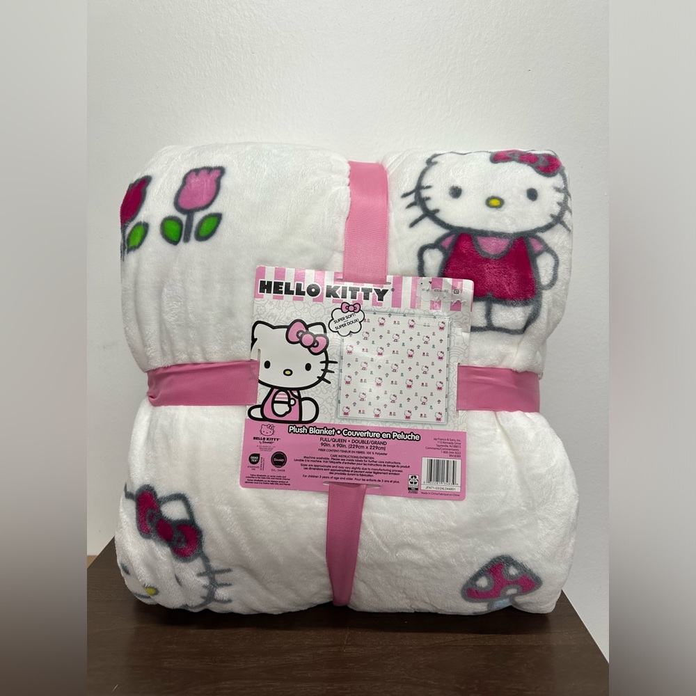 Hello Kitty Full Queen Mushroom & Flowers White & Pink Plush Throw Blanket New